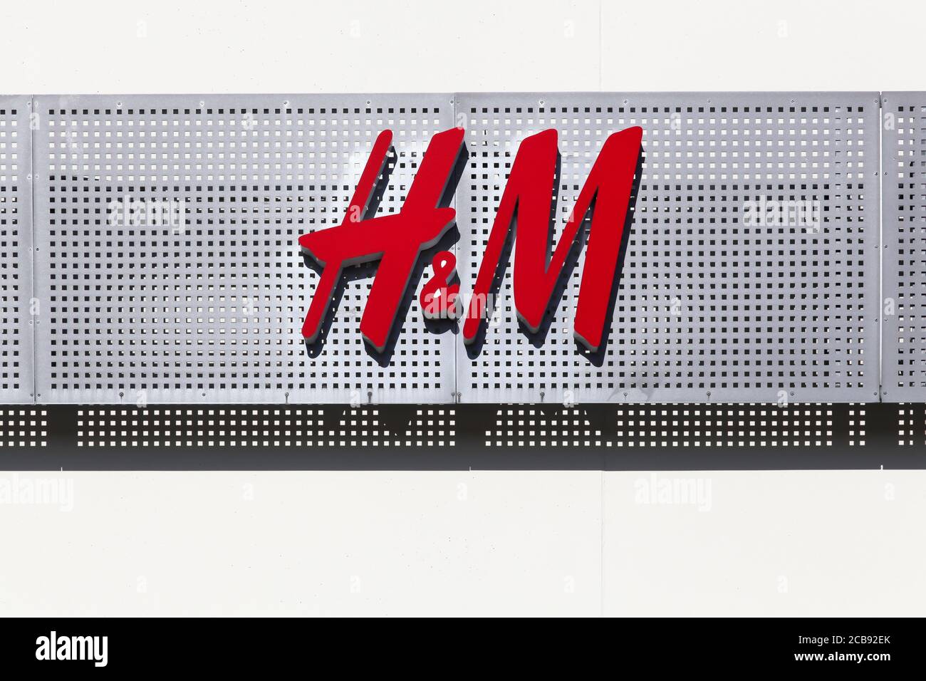Randers, Dänemark - 5. Mai 2018: H & M Logo auf einer Fassade. H & M ist ein schwedisches multinationales Bekleidungsunternehmen, das für seine schnelle Modebekleidung bekannt ist Stockfoto