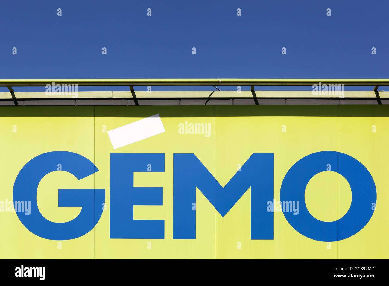 Villefranche, Frankreich - 15. März 2020: GEMO-Logo an der Wand. GEMO ist eine französische Marke für kostengünstige Schuhe und Bekleidung, die 1991 von der Eram-Gruppe gegründet wurde Stockfoto