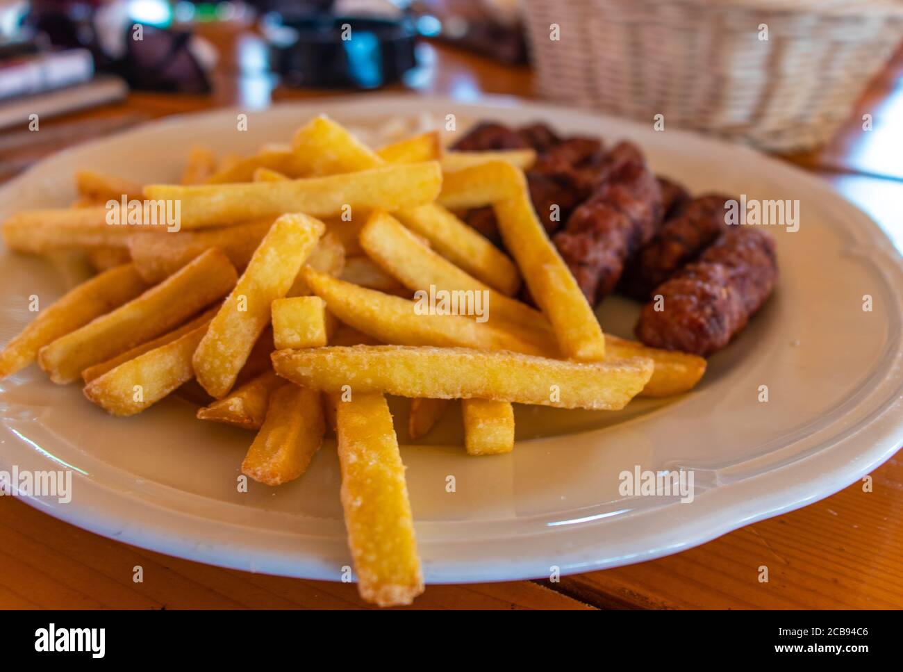 Cevapi, traditionelles balkan Hackfleisch Gericht mit pommes Frites in einem Restaurant an der adriaküste serviert Stockfoto