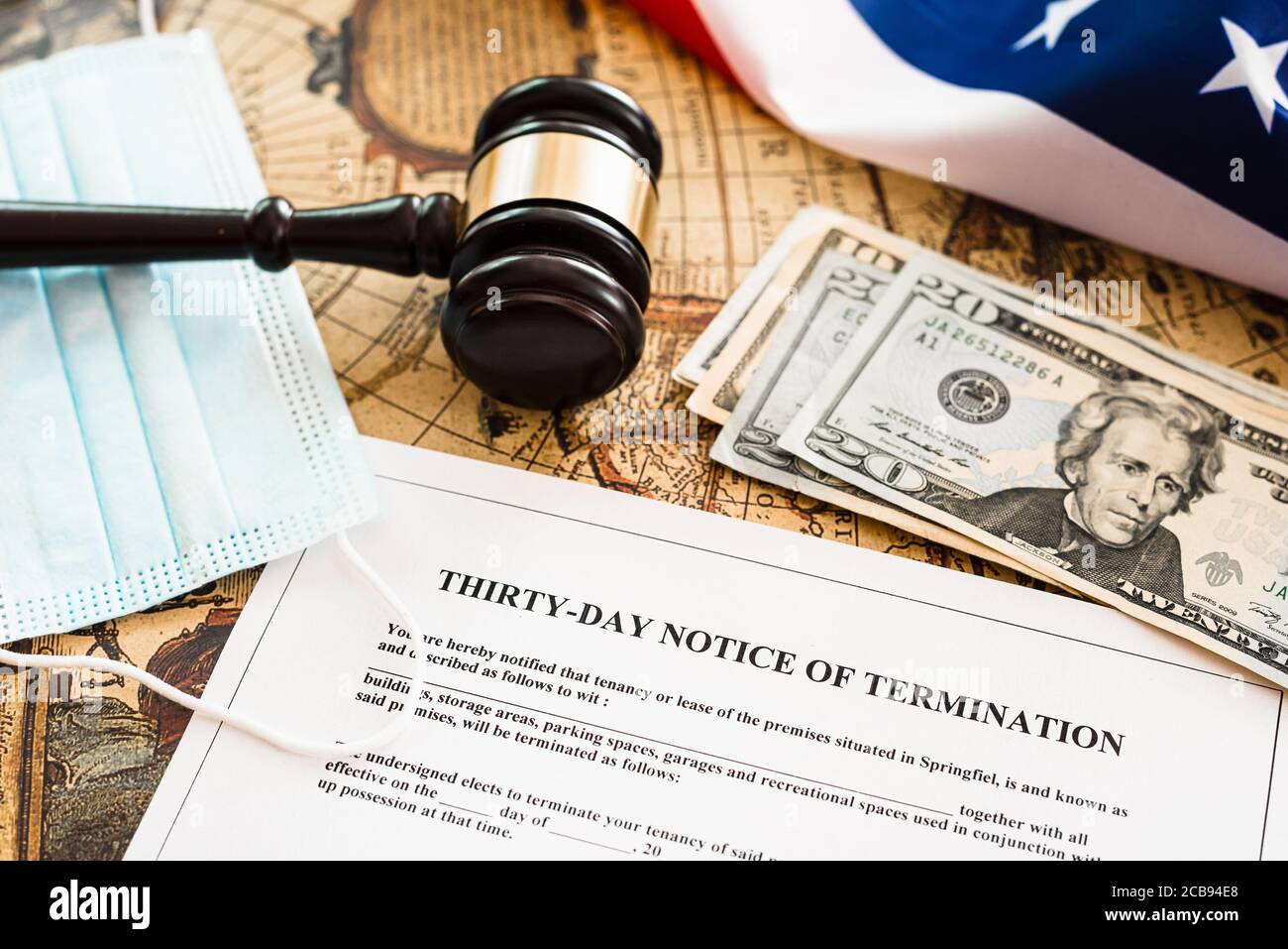 Dreißig Tage Kündigungsmitteilung Dokument, auf dem Hintergrund der amerikanischen Flagge mit Dollar und hygienischen Masken. Stockfoto