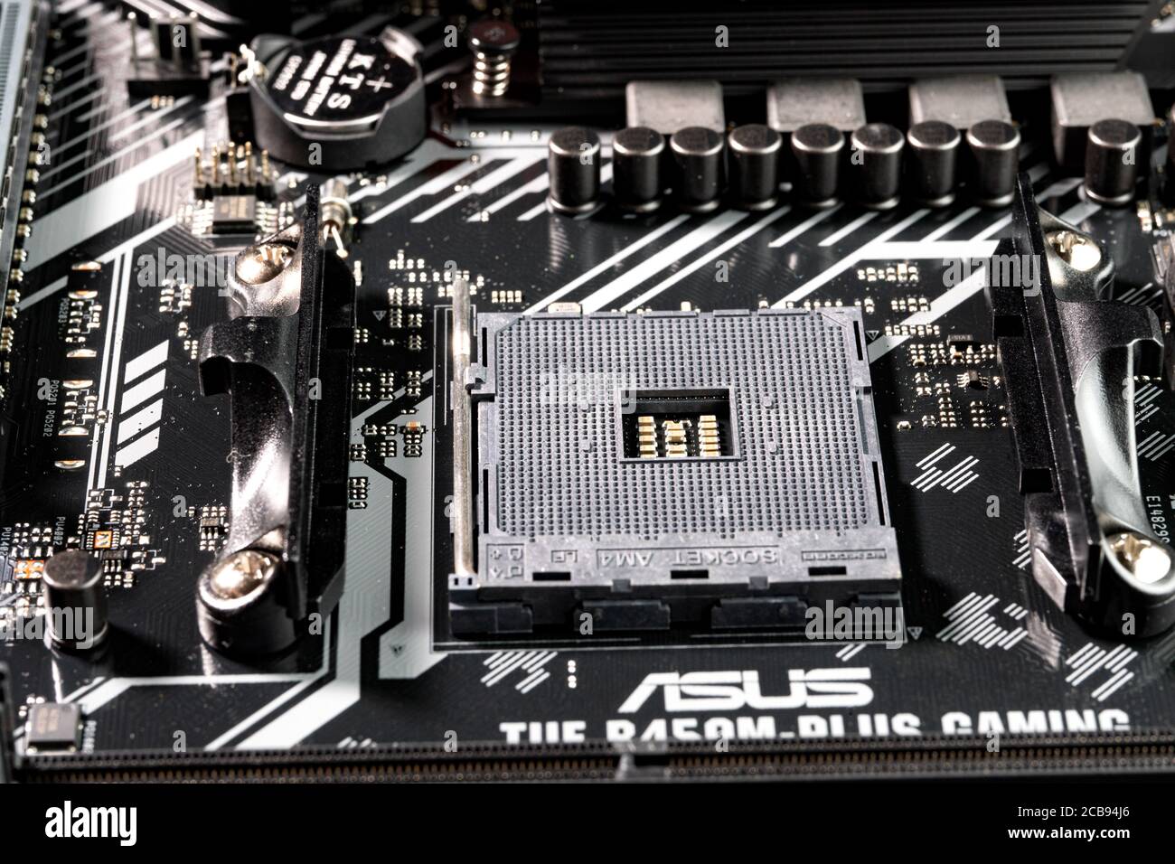 Moskau, Russland - 11. Mai 2020. CPU-Sockel auf einem Computer-Mainboard-Makro Stockfoto