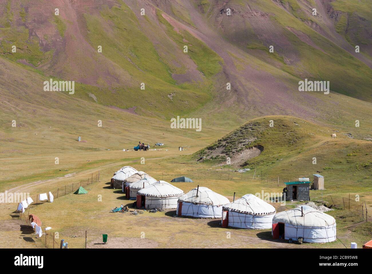 Osch, Kirgisistan - Touristisches Jurtenlager des Tulpar Kol Sees im Alaytal, Osch, Kirgisistan. Stockfoto