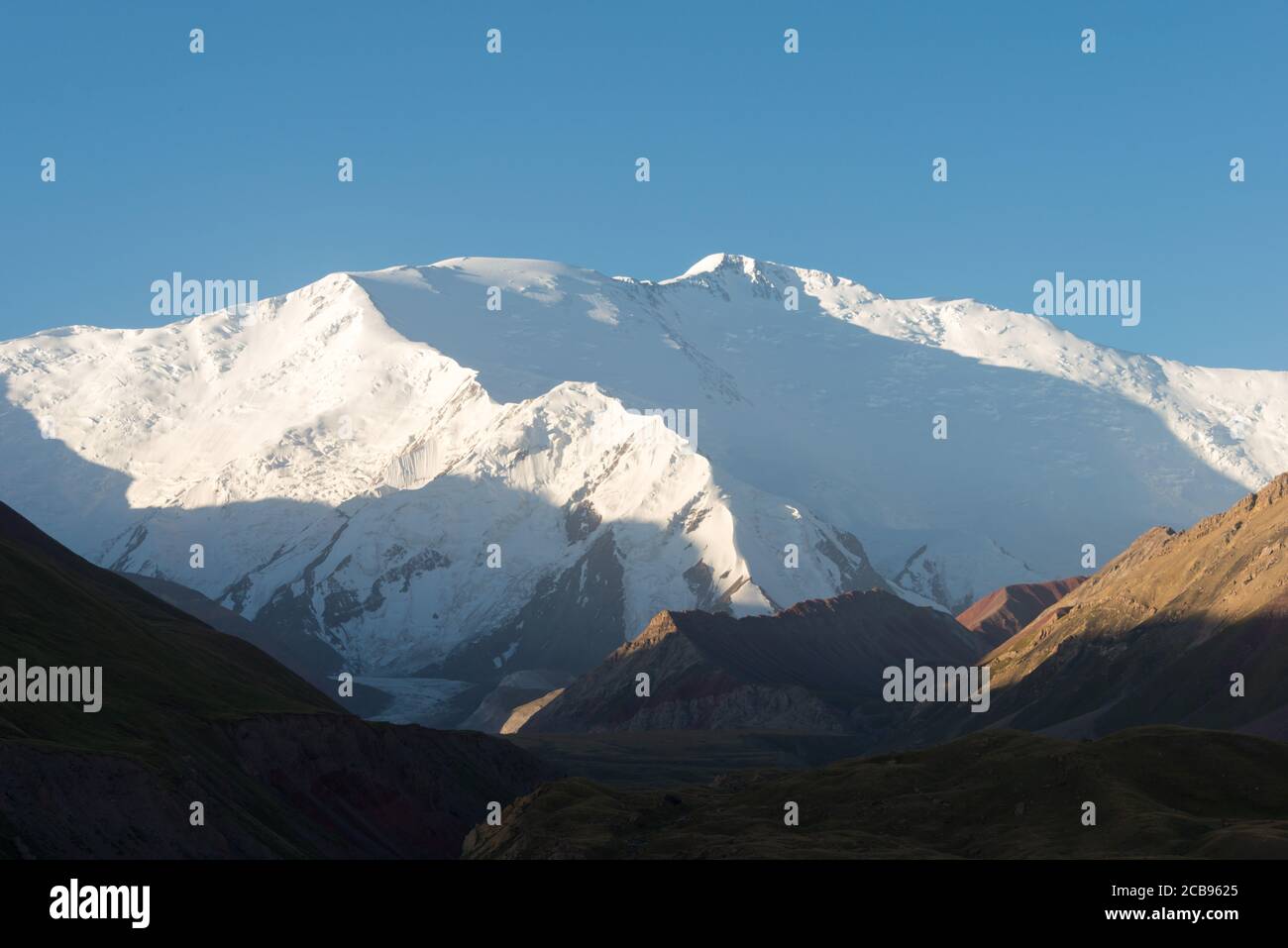 Osch, Kirgisistan - Morgensonne Landschaft des Lenin-Gipfels (7134m) in Osch, Kirgisistan. Pamir-Gebirge in Kirgisistan. Stockfoto