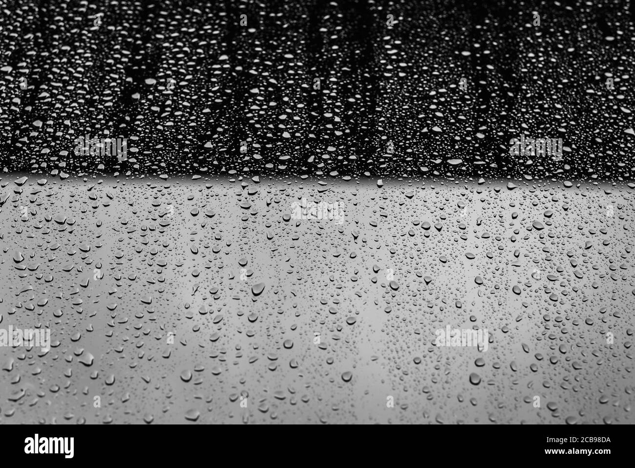 Regentropfen am Fenster vor verschwommener Kulisse während des Sturms Ciara, Februar 2020, London. Stockfoto
