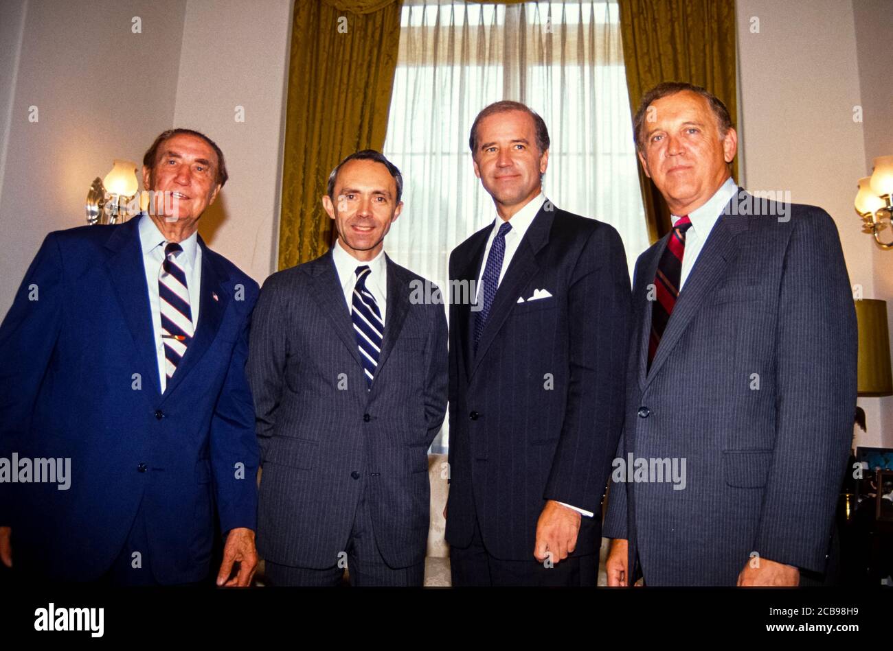 US-Senator Joseph Biden (Demokrat von Delaware), rechts Mitte, trifft Richter David Hackett Souter, links Mitte, US-Präsident George H.W. Bushs Nominierter als Associate Justice des Supreme Court, der William J. Brennan Jr. ersetzt, der am 26. Juli 1990 auf dem Capitol Hill in Washington, DC in den Ruhestand ging. Links sieht man US-Senator J. Strom Thurmond (Republikaner von South Carolina) und rechts US-Senator Warren Rudman (Republikaner von New Hampshire).Quelle: Arnie Sachs/CNP weltweite Nutzung Stockfoto