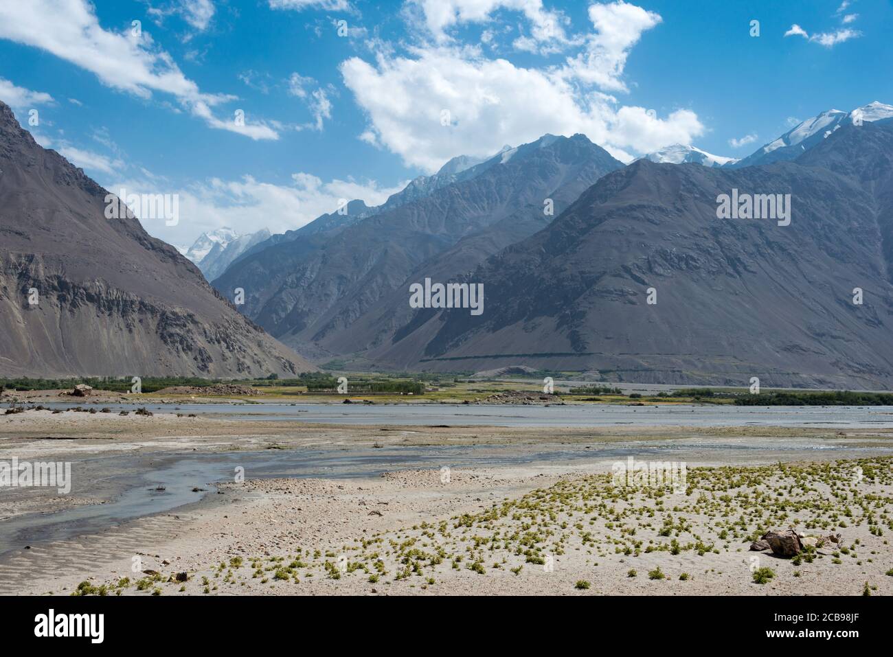 Pamir-Gebirge, Tadschikistan - Afghanistan und Panj-Fluss im Wachan-Tal Blick vom Dorf Zugvand, Gorno-Badakhshan, Tadschikistan. Stockfoto