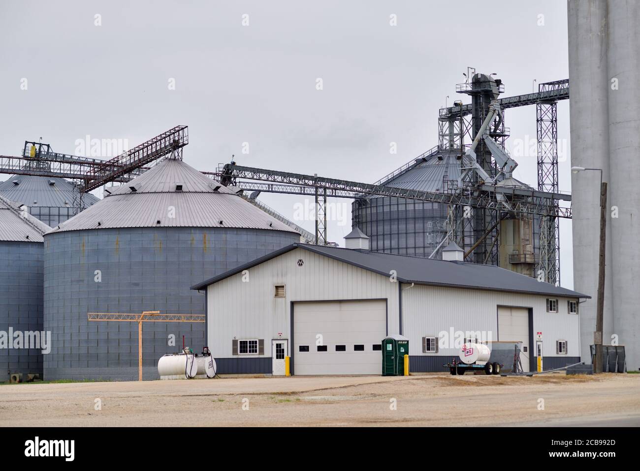 Ransom, Illinois, USA. Große Getreideaufzüge und landwirtschaftliche Genossenschaft in einem kleinen Norden zentralen Illinois Gemeinde. Stockfoto