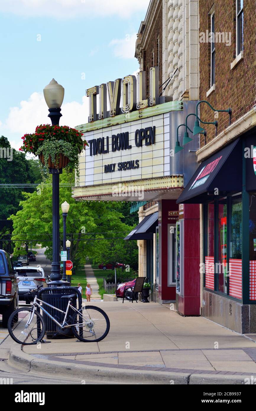 Downers Grove, Illinois, USA. Ein Kleinstadt-Kino in einer Vorstadtgemeinde. Die Spielstätte hatte wegen des Coroanvirus die Vorführung von Filmen eingestellt. Stockfoto