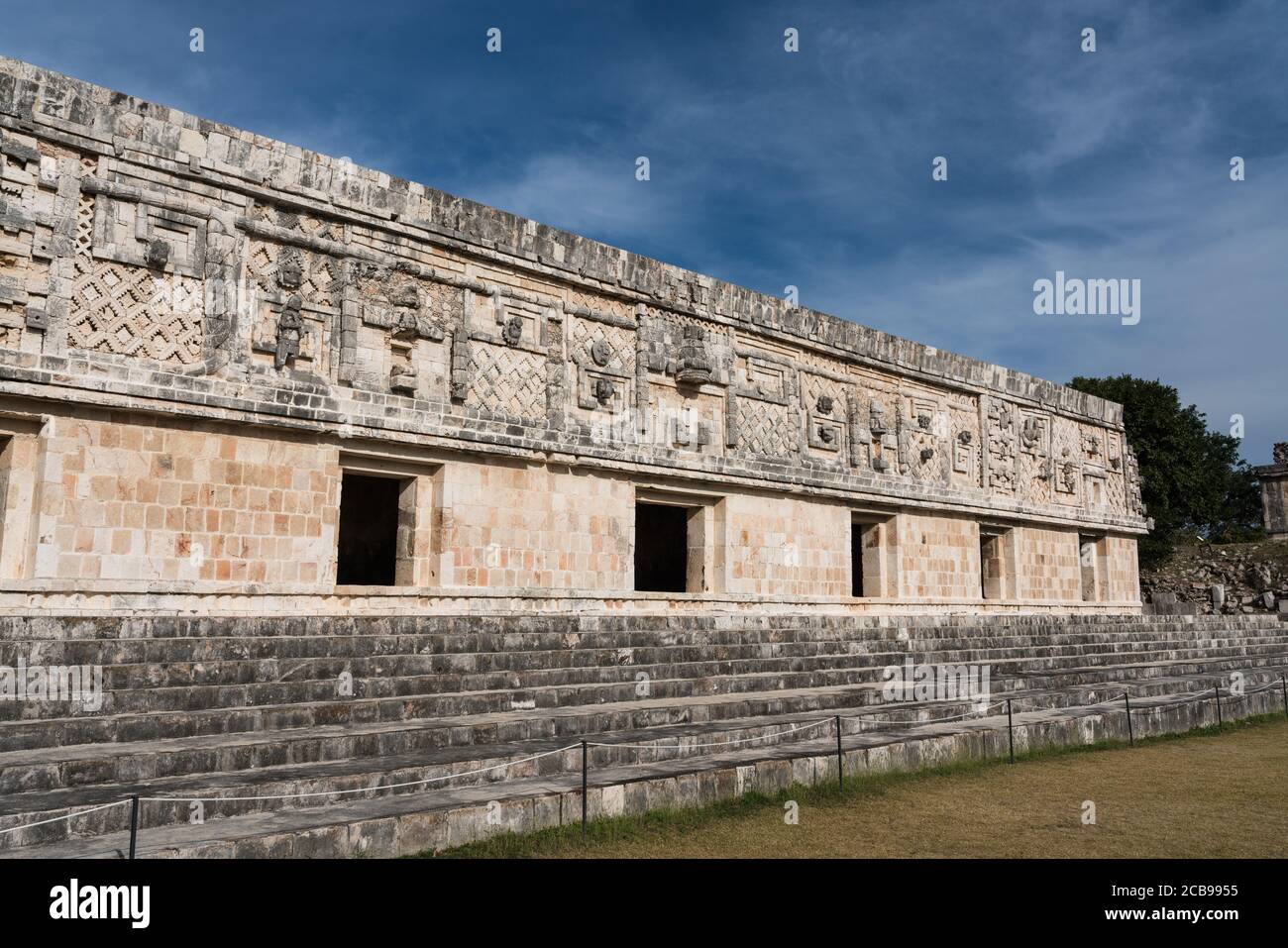 Der Fries des Westgebäudes im Nonnenkomplex in den prähispanischen Maya-Ruinen von Uxmal, Mexiko, ist mit geschnitzten Steinfiguren, geomet, verziert Stockfoto