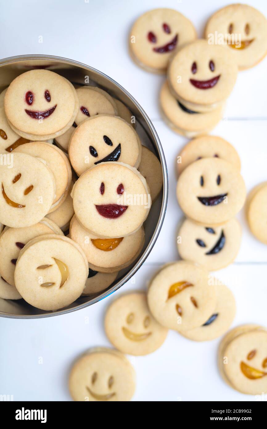 Hausgemachte Jammie Dodgers. Kekse mit lächelndem Gesicht Stockfoto