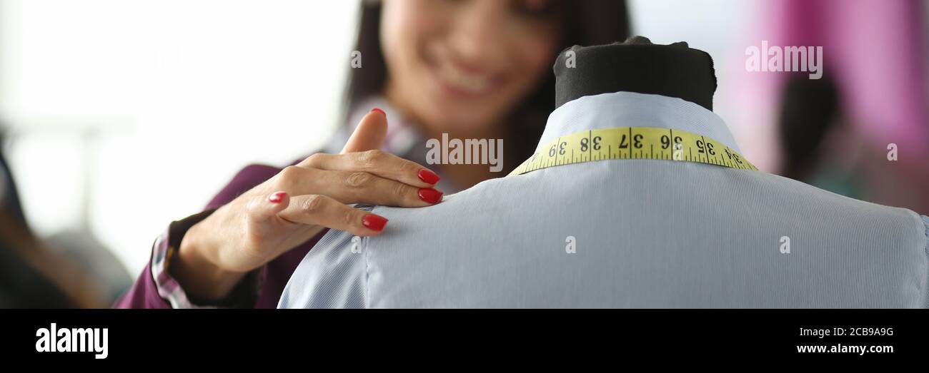 Weibliche Schneiderin am Arbeitsplatz Stockfoto