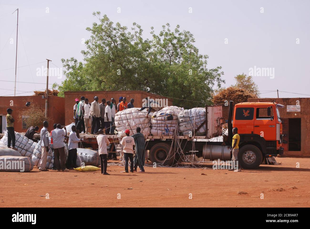 Eine Arbeitsmannschaft lädt Fracht per Hand auf einen Transporter in Niger, Afrika. Stockfoto