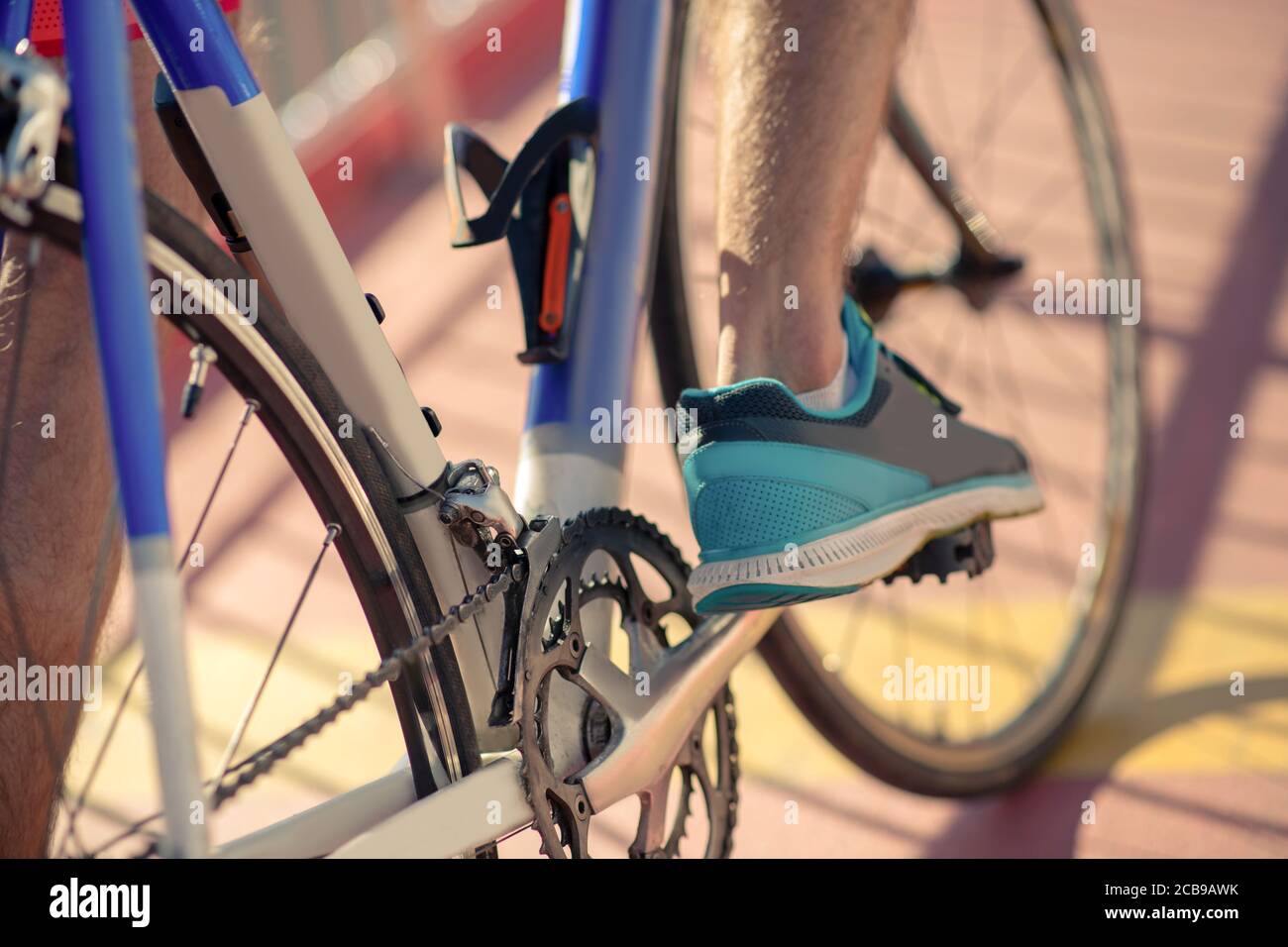 Fahrradräder, die von den Füßen des Radfahrers angetrieben werden Stockfoto