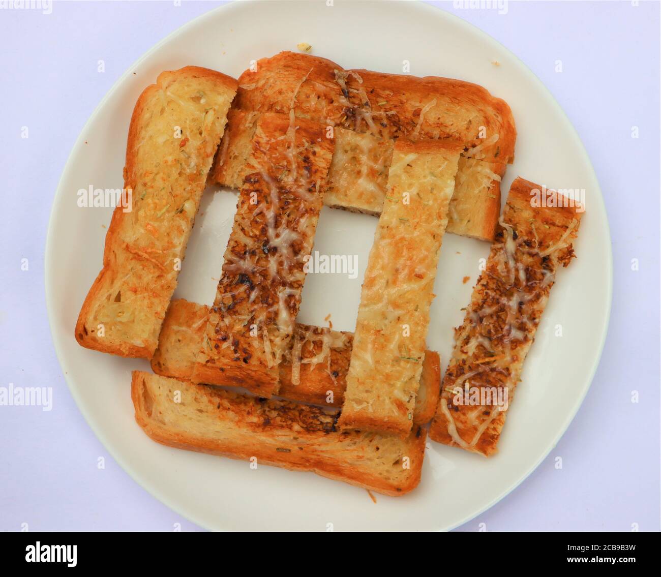 Knoblauch Käse Brot Toast, mit Kräutern, Frühstück am Morgen Stockfoto