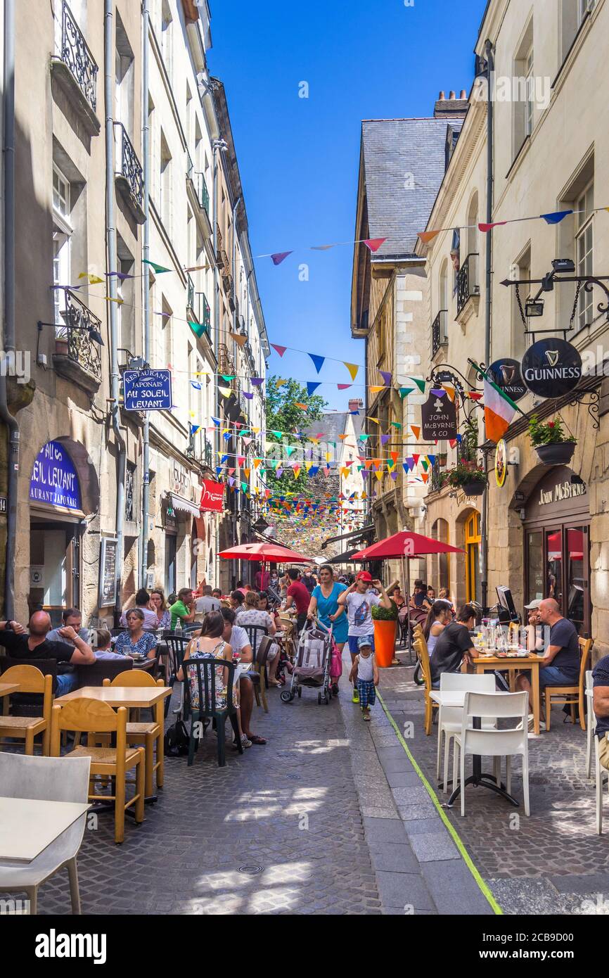 Geschäftige Mittagsszene an Tischen im Freien in der engen Rue de la Juiverie, Nantes, Loire-Atlantique, Frankreich. Stockfoto