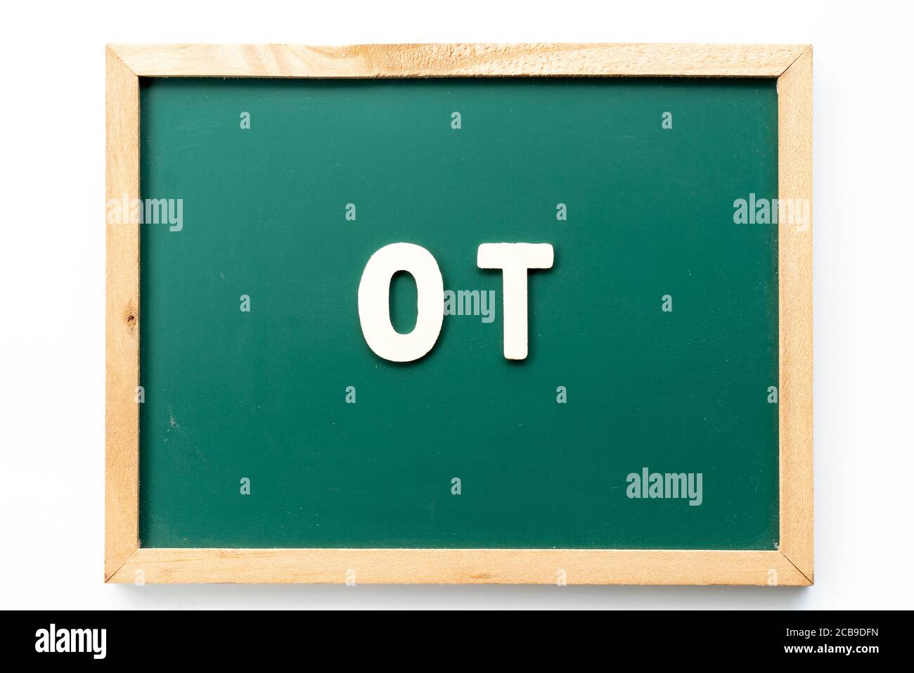 Buchstabe in Wort OT (Abkürzung für Überstunden) Auf Tafel in weißem Hintergrund Stockfoto
