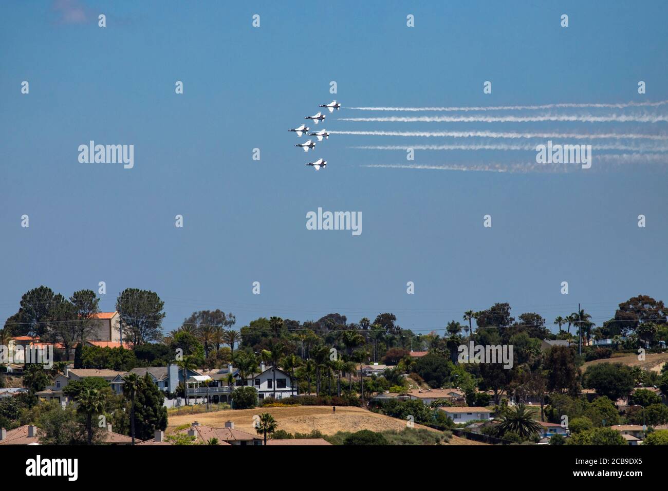 Die United States Air Force Thunderbirds fliegen während Covid-19 über die Krankenhäuser von Carlsbad und San Diego County in einem Gruß an das Gesundheitspersonal. Stockfoto