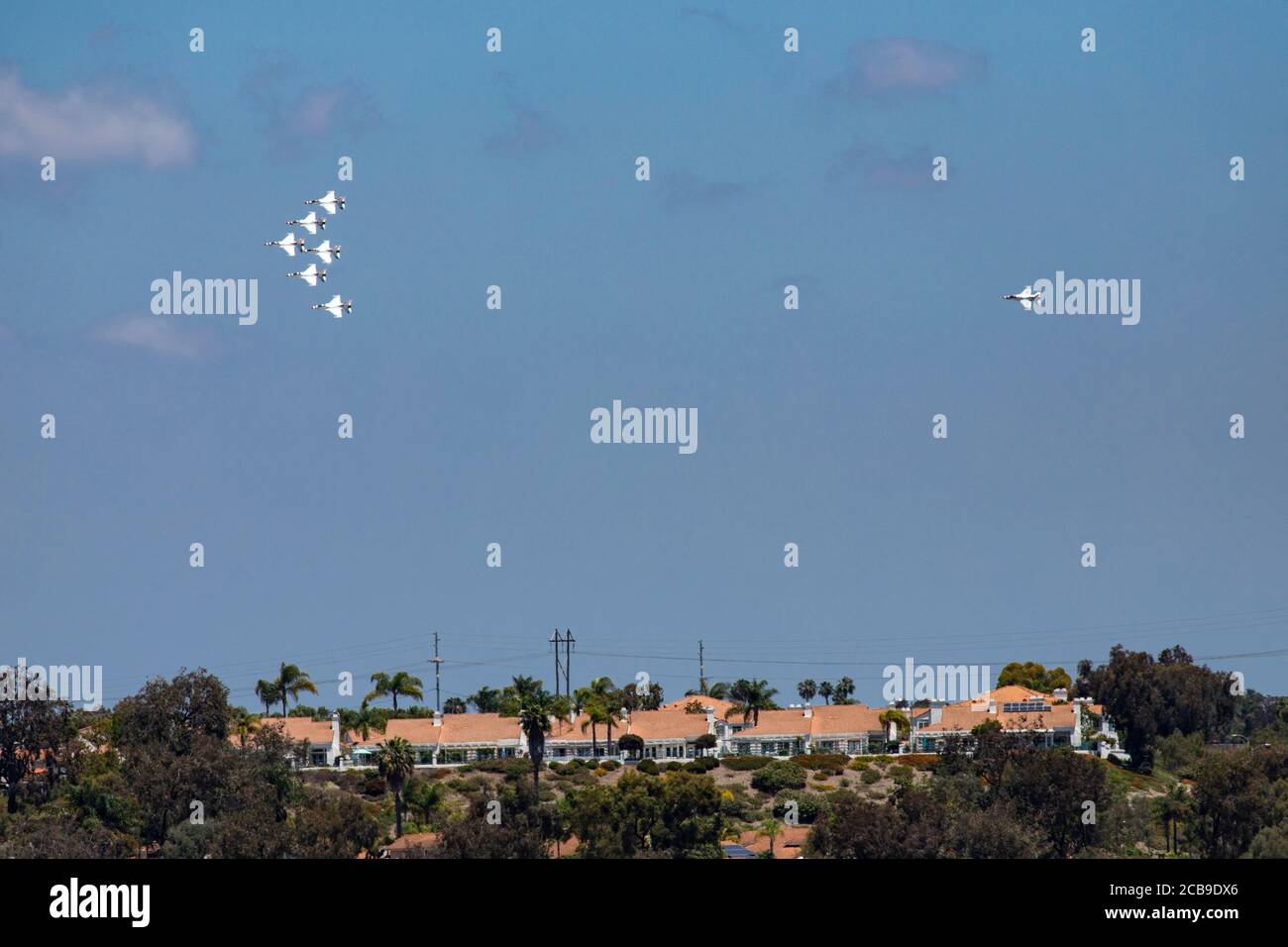 Die United States Air Force Thunderbirds fliegen während Covid-19 über die Krankenhäuser von Carlsbad und San Diego County in einem Gruß an das Gesundheitspersonal. Stockfoto