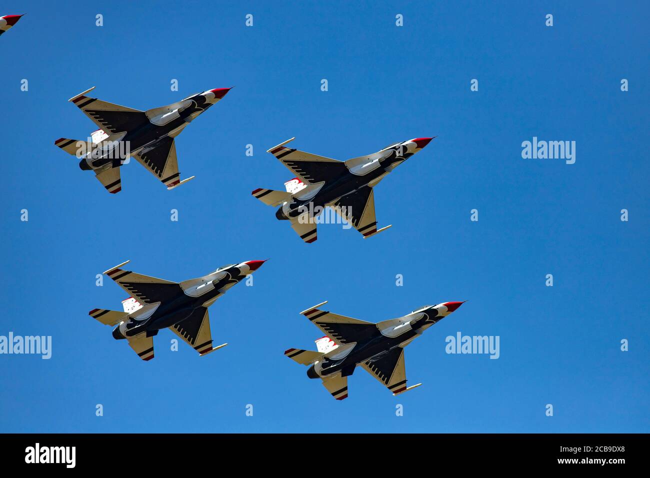 Die United States Air Force Thunderbirds fliegen während Covid-19 über die Krankenhäuser von Carlsbad und San Diego County in einem Gruß an das Gesundheitspersonal. Stockfoto