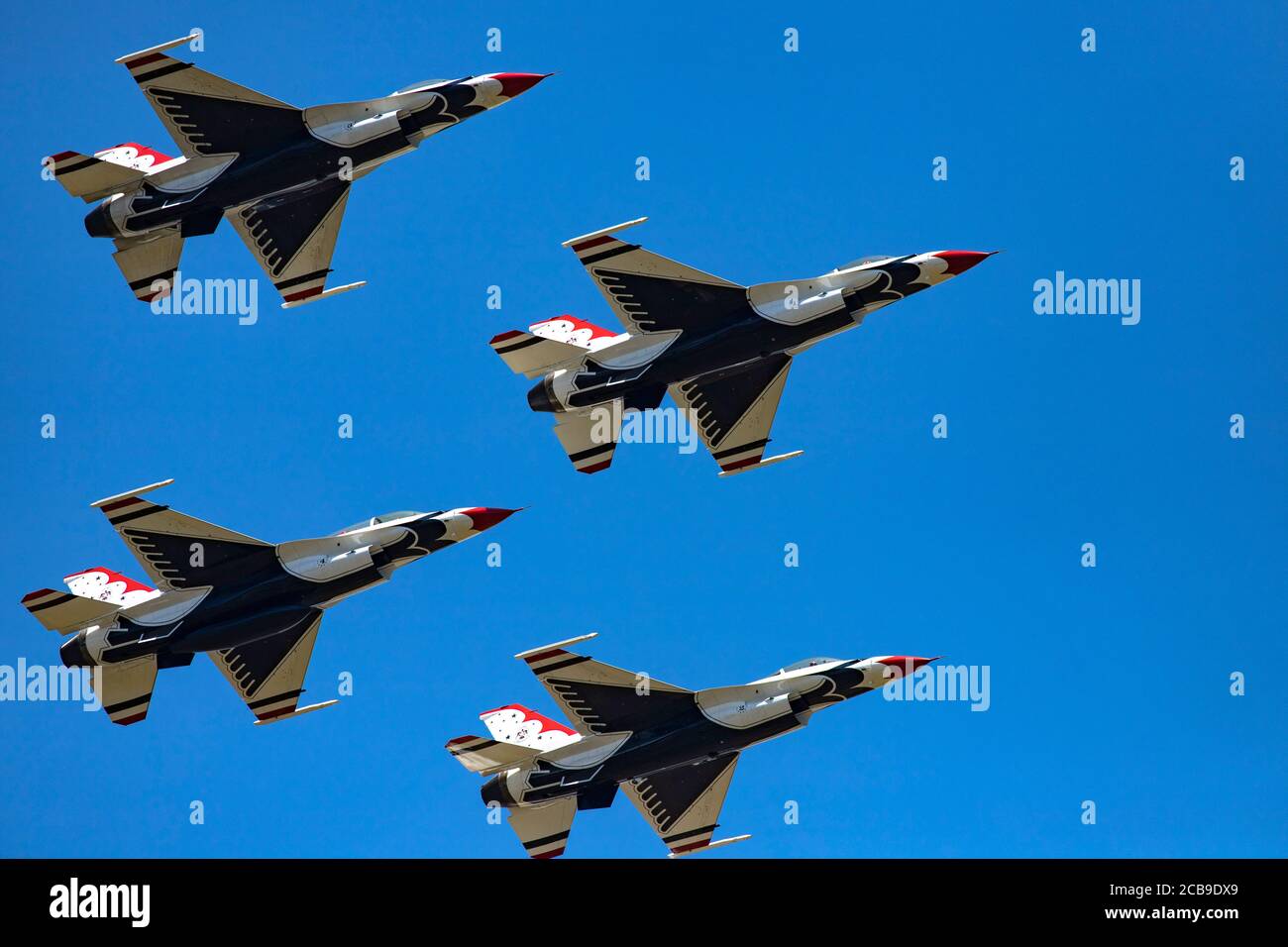 Die United States Air Force Thunderbirds fliegen während Covid-19 über die Krankenhäuser von Carlsbad und San Diego County in einem Gruß an das Gesundheitspersonal. Stockfoto