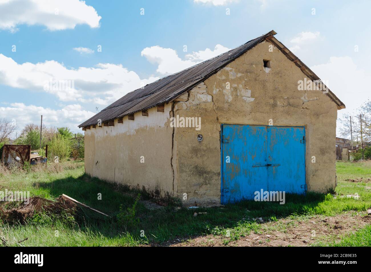 Ein großer gefährlicher Riss in der Wand eines verlassenen Hauses. Hausvernichtung. Stockfoto
