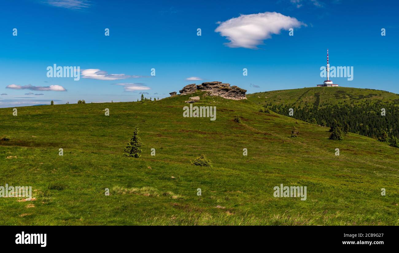 Petrovy kameny Felsen und Praded Hügel mit Kommunikationsturm in Jeseniky Berge in Tschechien Stockfoto