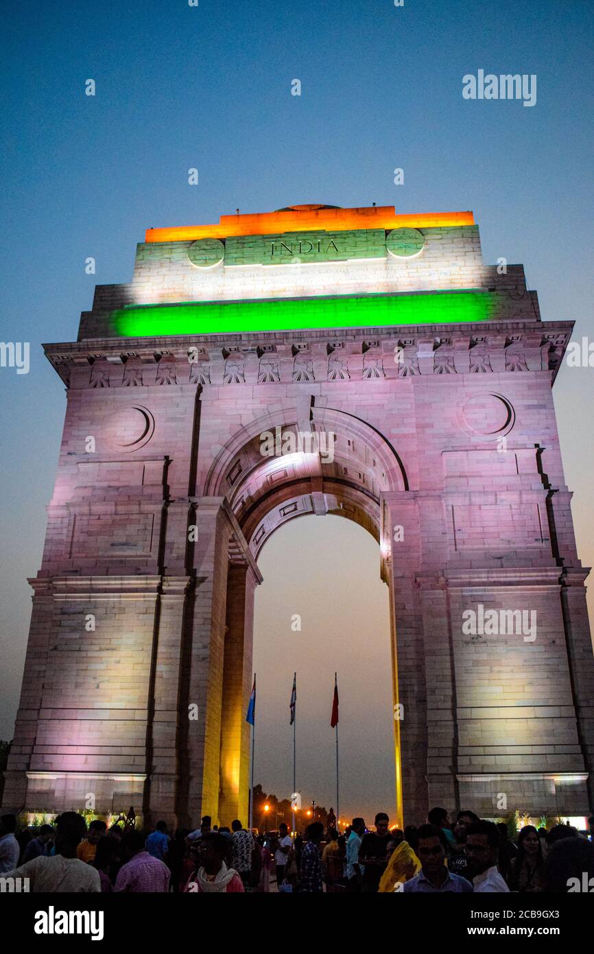 Abendansicht des India Gate in Delhi Indien, India Gate Ansicht mit Tri Farbe an der Spitze Stockfoto