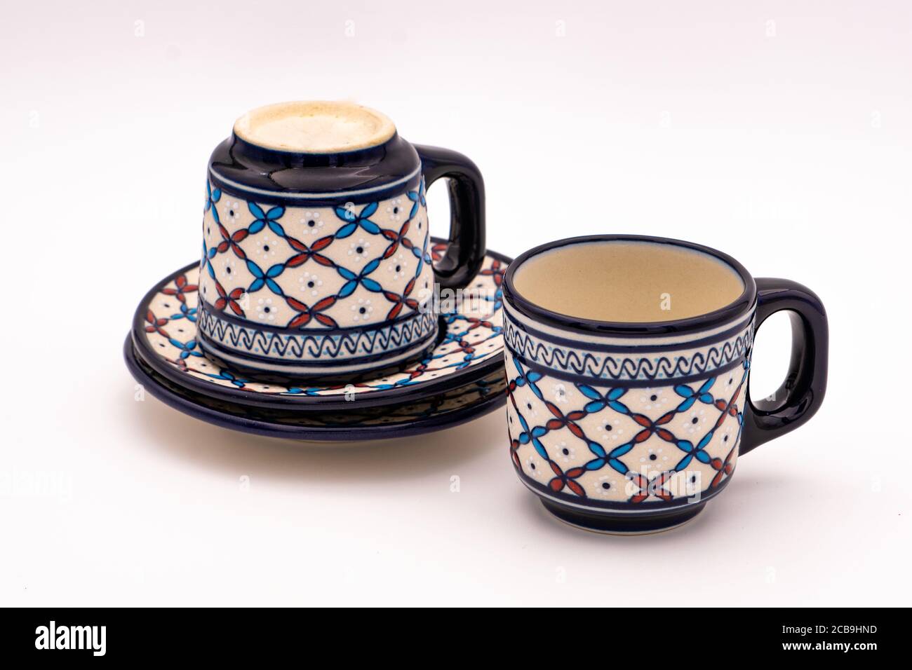 Tassen und Teller Kaffee mit einem traditionellen Design mit Ein weißer Hintergrund Stockfoto