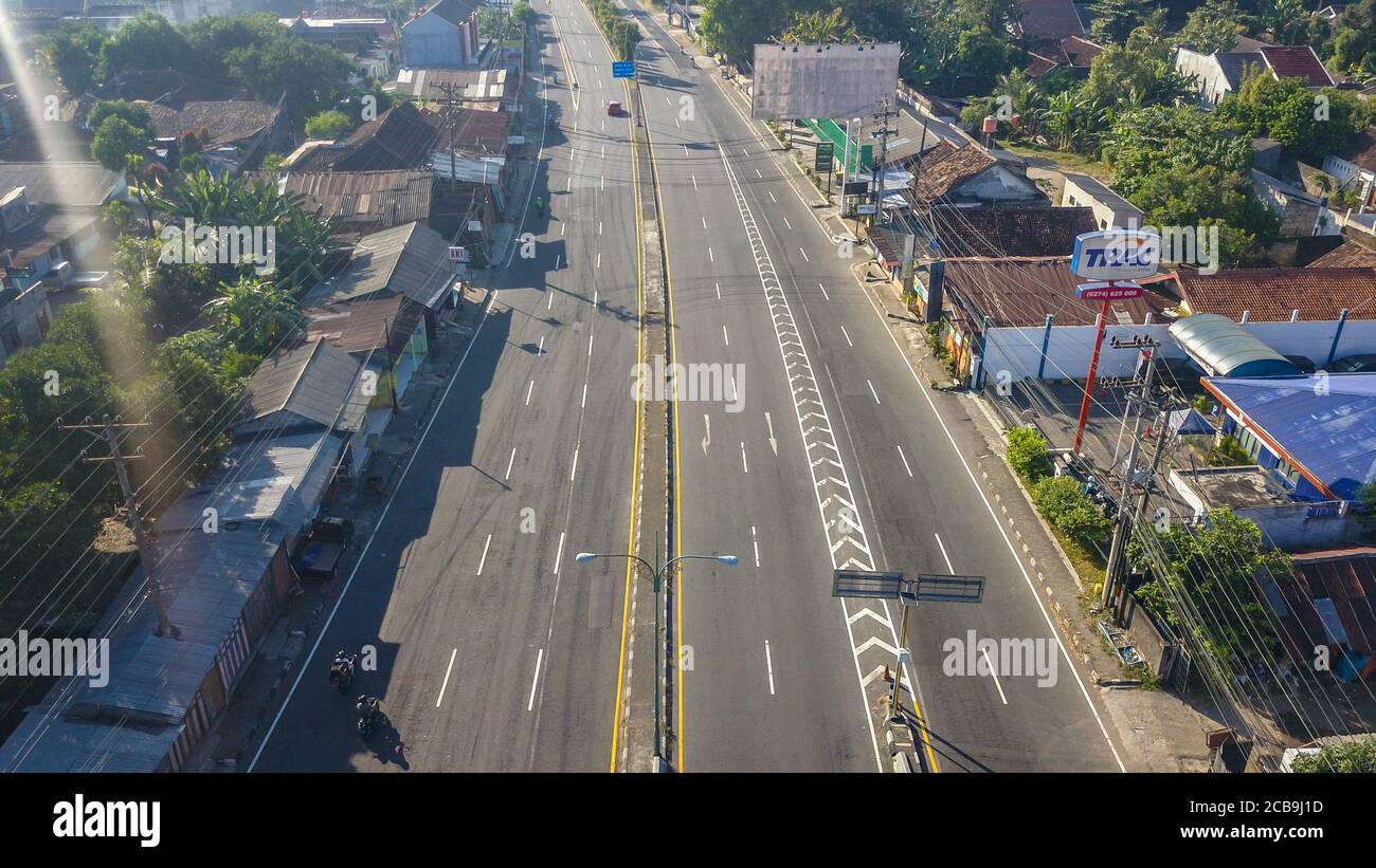 YOGYAKARTA, INDONESIEN - Jul 19, 2020: Luftaufnahme, eine große Straße mit 3 Linien mehr für interprovinzielle Gassen. Stockfoto
