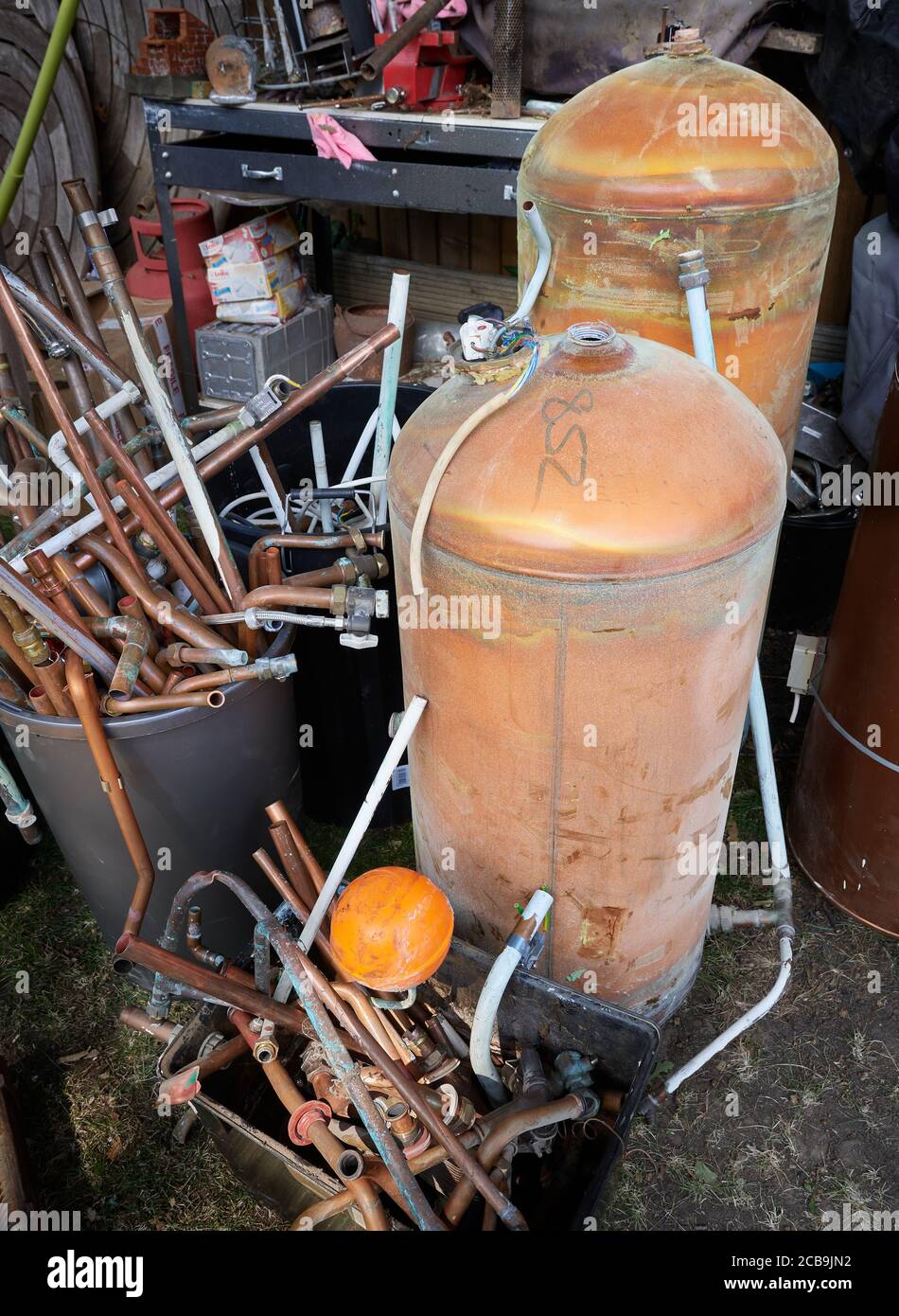 Stillstehen von Warmwasserflaschen, die auf Recycling warten. Stockfoto