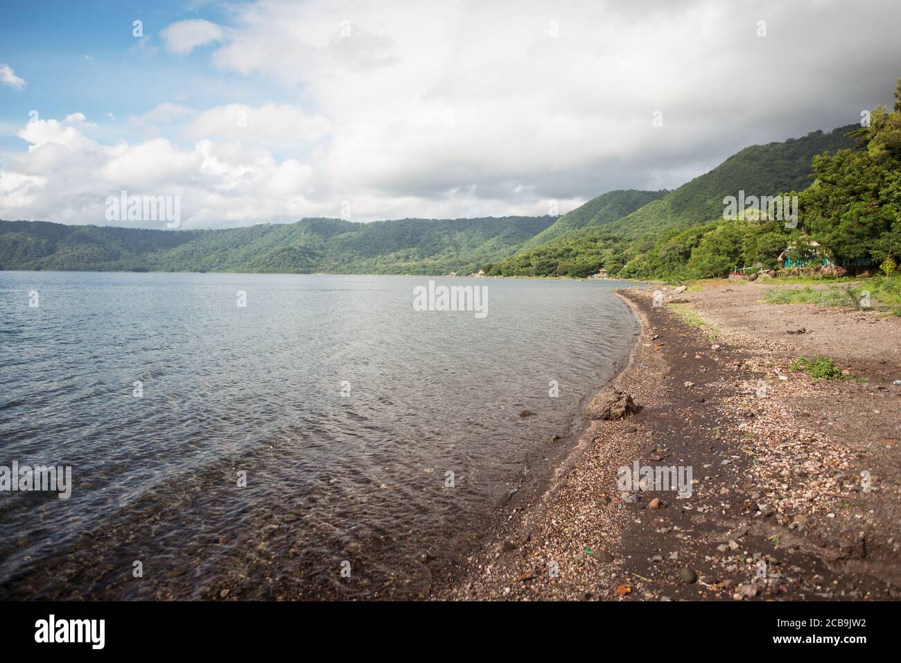 Ufer der Laguna de Apoyo See in inaktiven Vulkan Caldera umgeben von Dschungel, Nicaragua Stockfoto