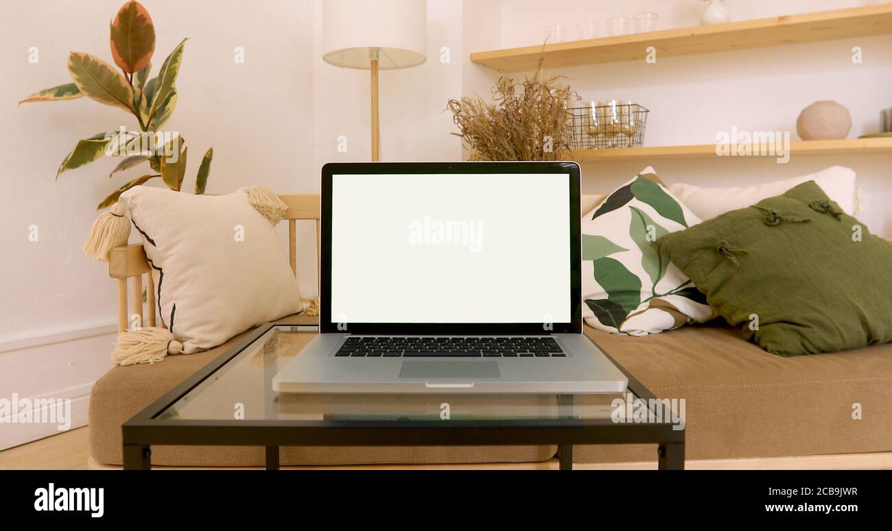 Grüner Laptop-Bildschirm in einer gemütlichen Innenausstattung Stockfoto