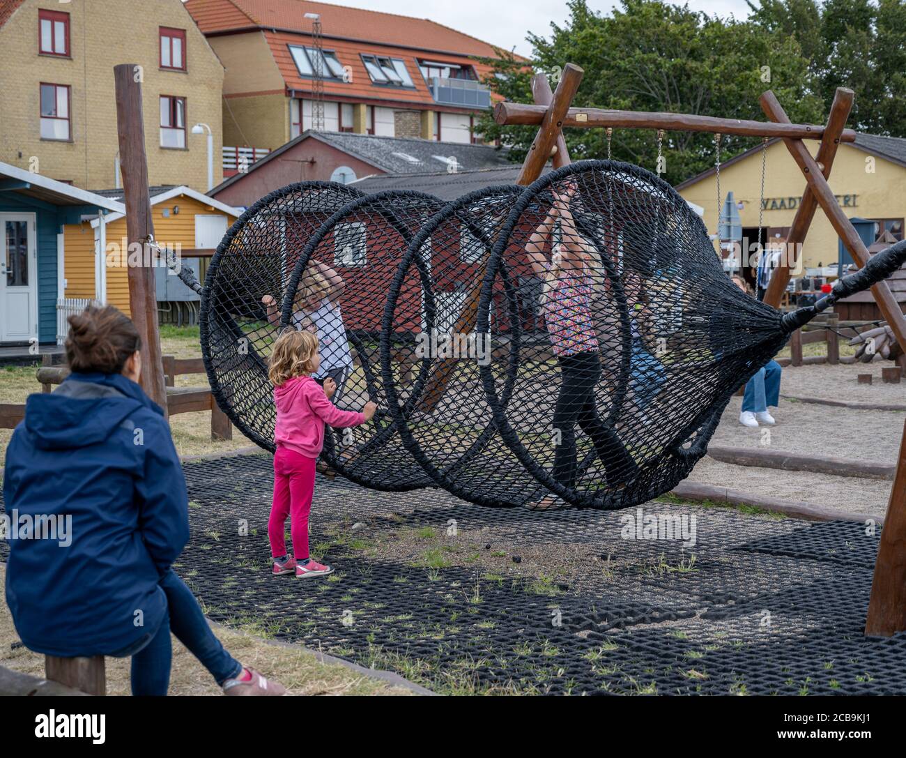 Hundested, Dänemark - 2. August 2020: Kinder spielen auf einem Spielplatz. Es gibt viele touristische Aktivitäten in der Marina. Aufgrund der Coronavirus-Pandemie haben die meisten Menschen in diesem Jahr einen Urlaub im Inland Stockfoto