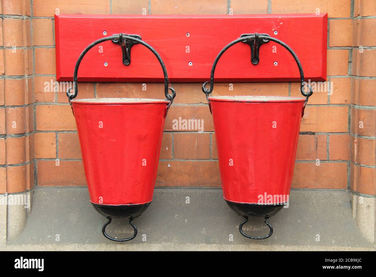 Zwei Rote Feuersandeimer Aus Metall Im Vintage-Stil. Stockfoto