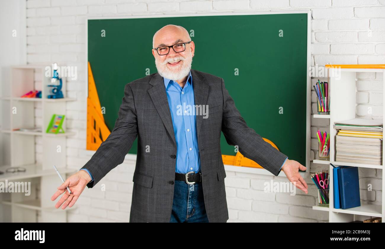 Liebende Mathematik. Werde gut in Mathematik. Stamm im Klassenzimmer. Senior man Lehrer verwenden Werkzeug an der Tafel. Bärtige Tutor in Brille. Zurück zur Schule. Winkelmesser Lineal. Lernen Geometrie leicht. Stockfoto