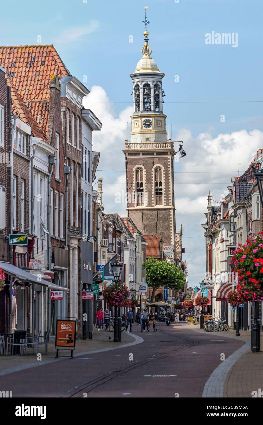 Kampen, Niederlande, 26. Juli 2020: Blick entlang der Oudestraat, der Haupteinkaufsstraße mit dem schiefen 'New Tower' im Hintergrund Stockfoto