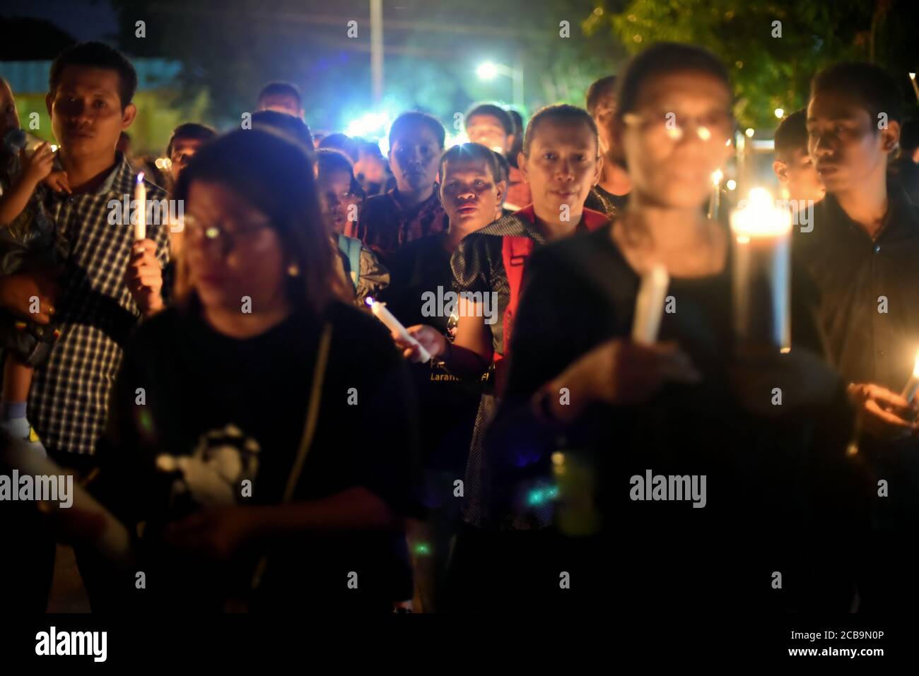 Tausende von katholischen Gläubigen und Pilgern nahmen an einem vierstündigen andachtsmarsch zum Gedenken an den Karfreitag in Larantuka, Indonesien, Teil. Stockfoto