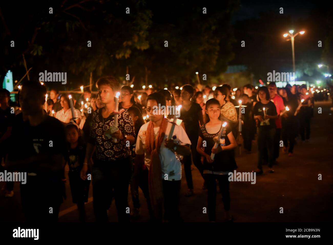 Tausende von katholischen Gläubigen und Pilgern nahmen an einem vierstündigen andachtsmarsch zum Gedenken an den Karfreitag in Larantuka, Indonesien, Teil. Stockfoto