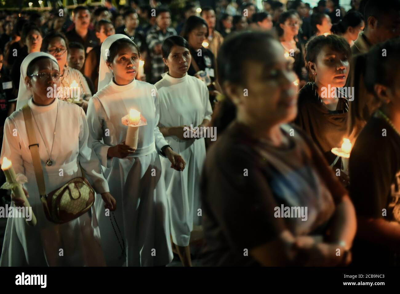 Tausende von katholischen Gläubigen und Pilgern nahmen an einem vierstündigen andachtsmarsch zum Gedenken an den Karfreitag in Larantuka, Indonesien, Teil. Stockfoto