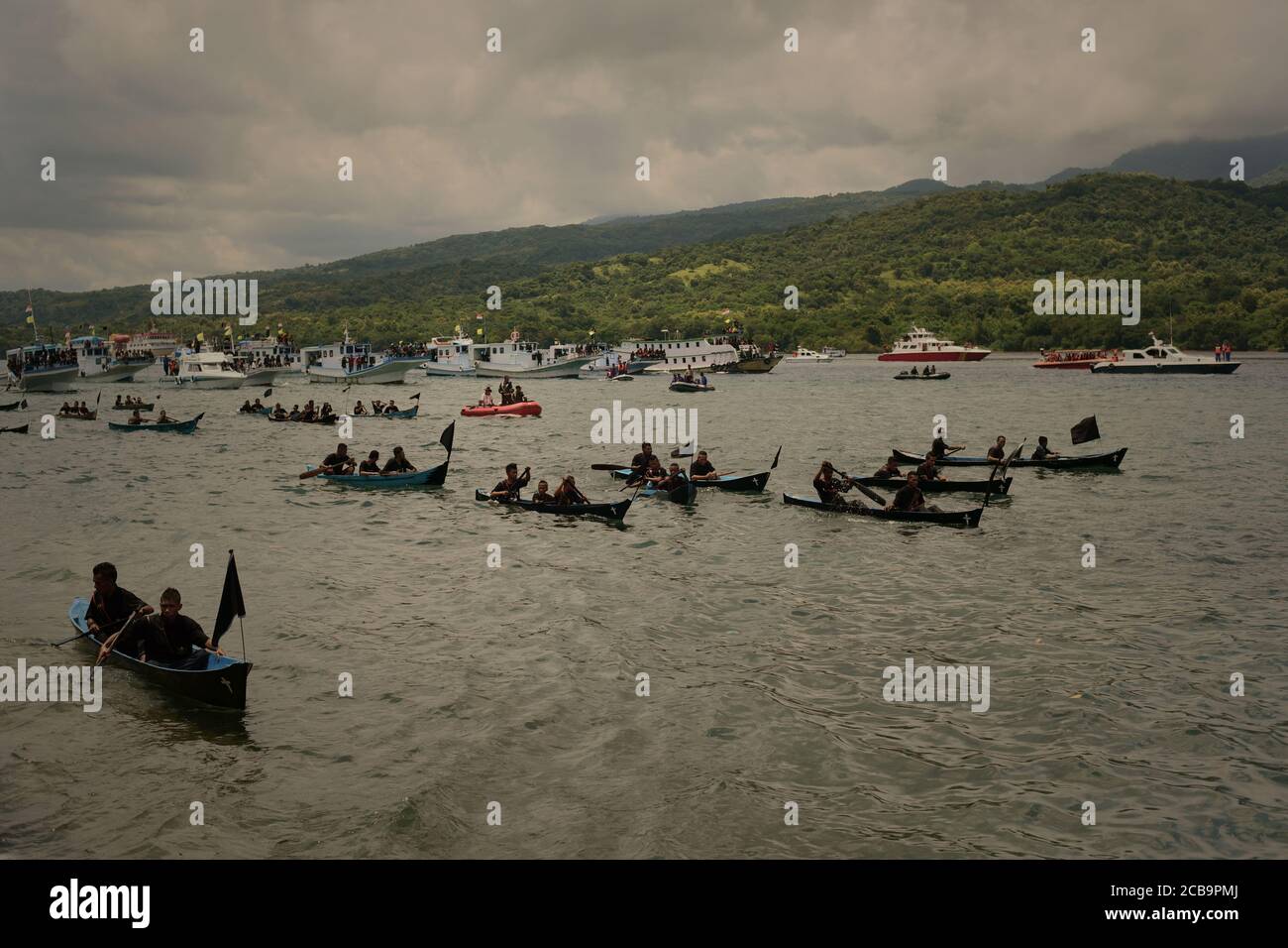 Larantuka, Indonesien. April 2015. Frontliner Kanus Vorbereitung auf die Karfreitag Seeprozession, am Meerwasser vor der Tuan Menino Kapelle in Larantuka, Flores Insel, Indonesien. Stockfoto