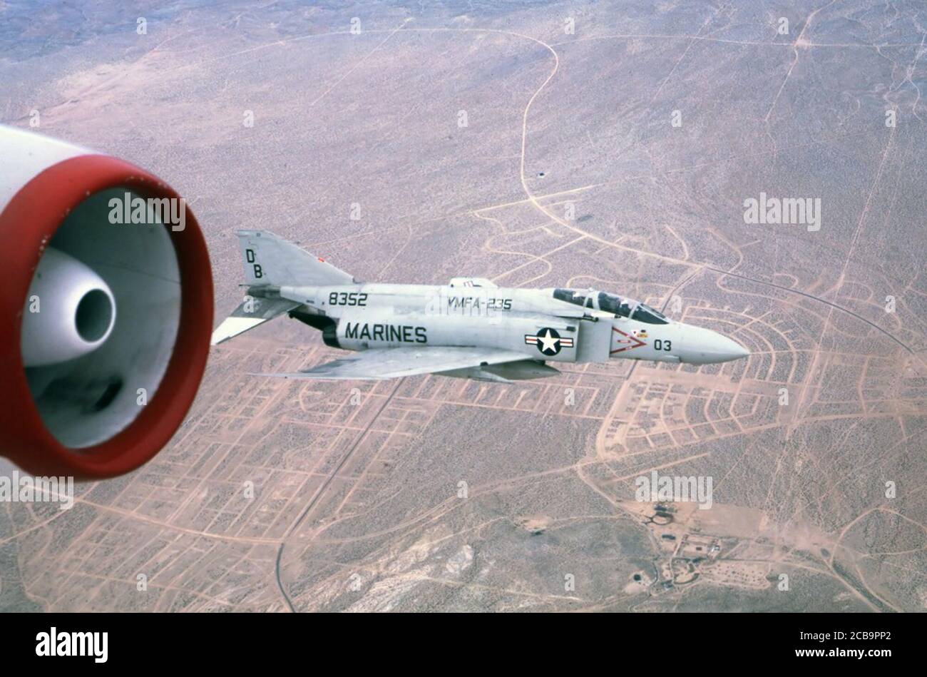 McDonnell F-4J 158352 VMFA-235 DB03 in der Nähe von Baker CA 10Dec81 RJF . Stockfoto