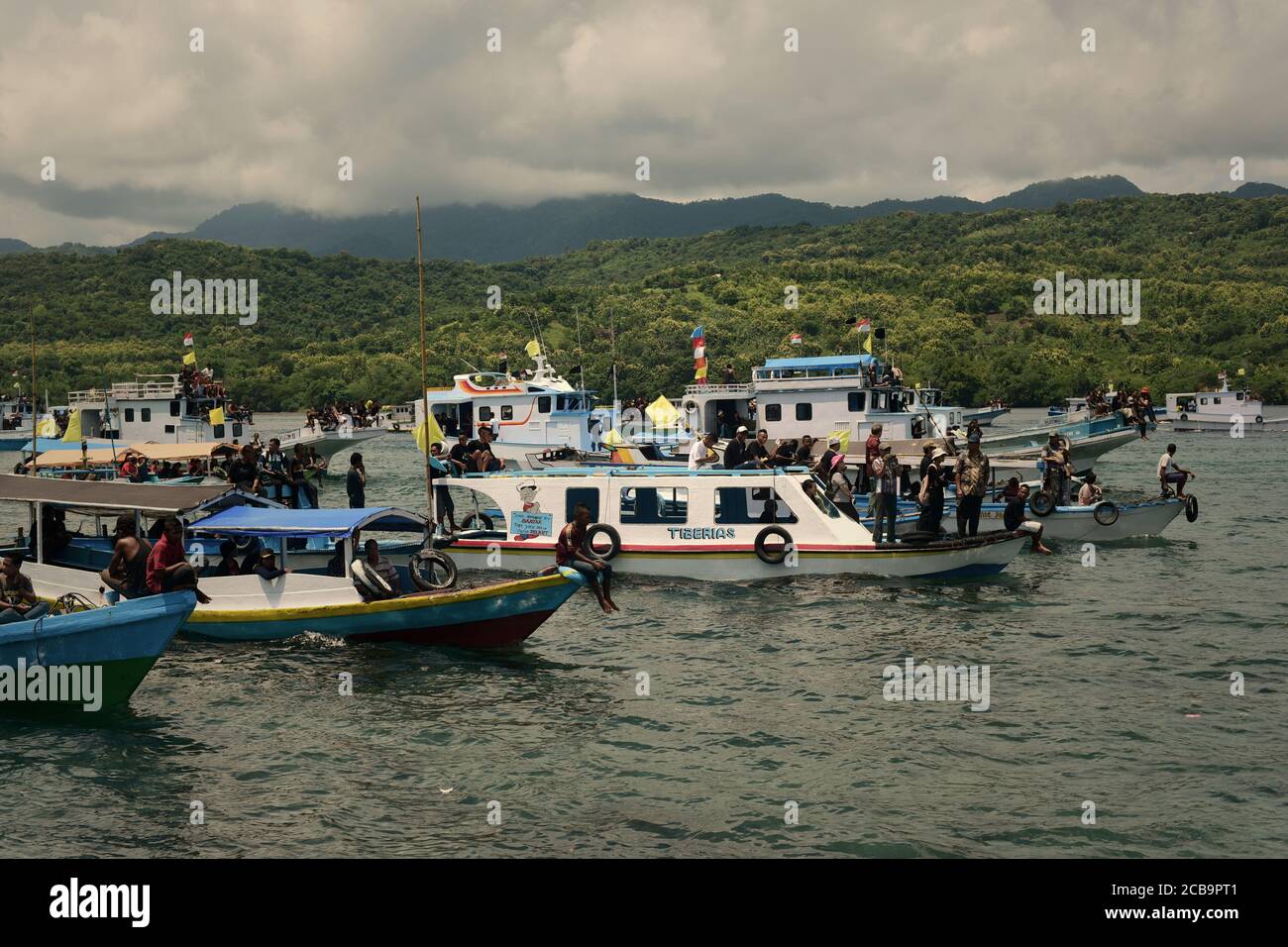 Larantuka, Indonesien. April 2015. Verschiedene Arten von Booten bewegen sich auf Meerwasser, mit katholischen Anhänger, die an Karfreitag Seeprozession in Larantuka, Flores Island, Indonesien teilnehmen. Stockfoto