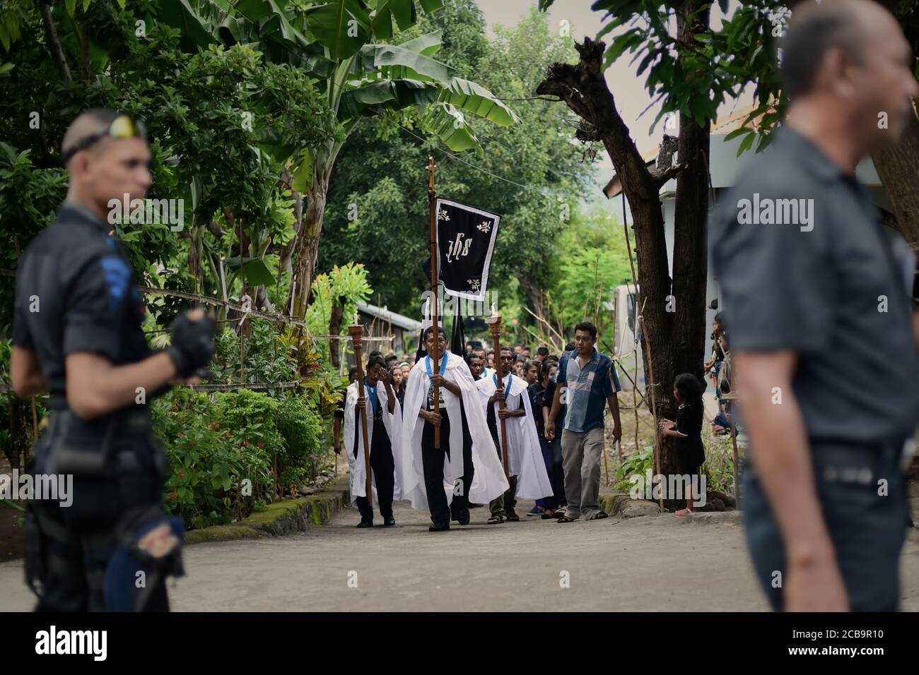 Larantuka, Indonesien. April 2015. Katholische Kirchenälteste tragen das IHS Christogramm-Symbol, während sie während der Karfreitagsprozession in Larantuka, Flores Island, Indonesien, umziehen. Stockfoto