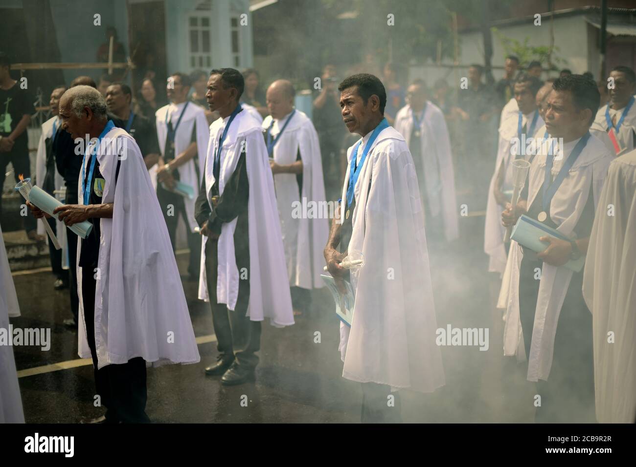 Larantuka, Indonesien. April 2015. Katholische Kirchenälteste Parade auf der Straße während Karfreitag Prozession in Larantuka, Flores Insel, Indonesien. Stockfoto