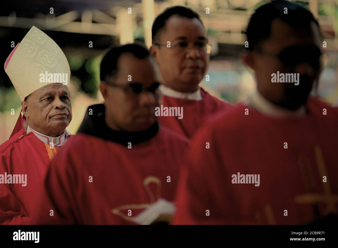 Larantuka, Indonesien. April 2015. Bischof von Larantuka, Mgr. Franciscus Kopong Kung (erste links) vor dem Gottesdienst am Karfreitag in der Larantuka Kathedrale in, Larantuka, Flores Island, Indonesien. Stockfoto