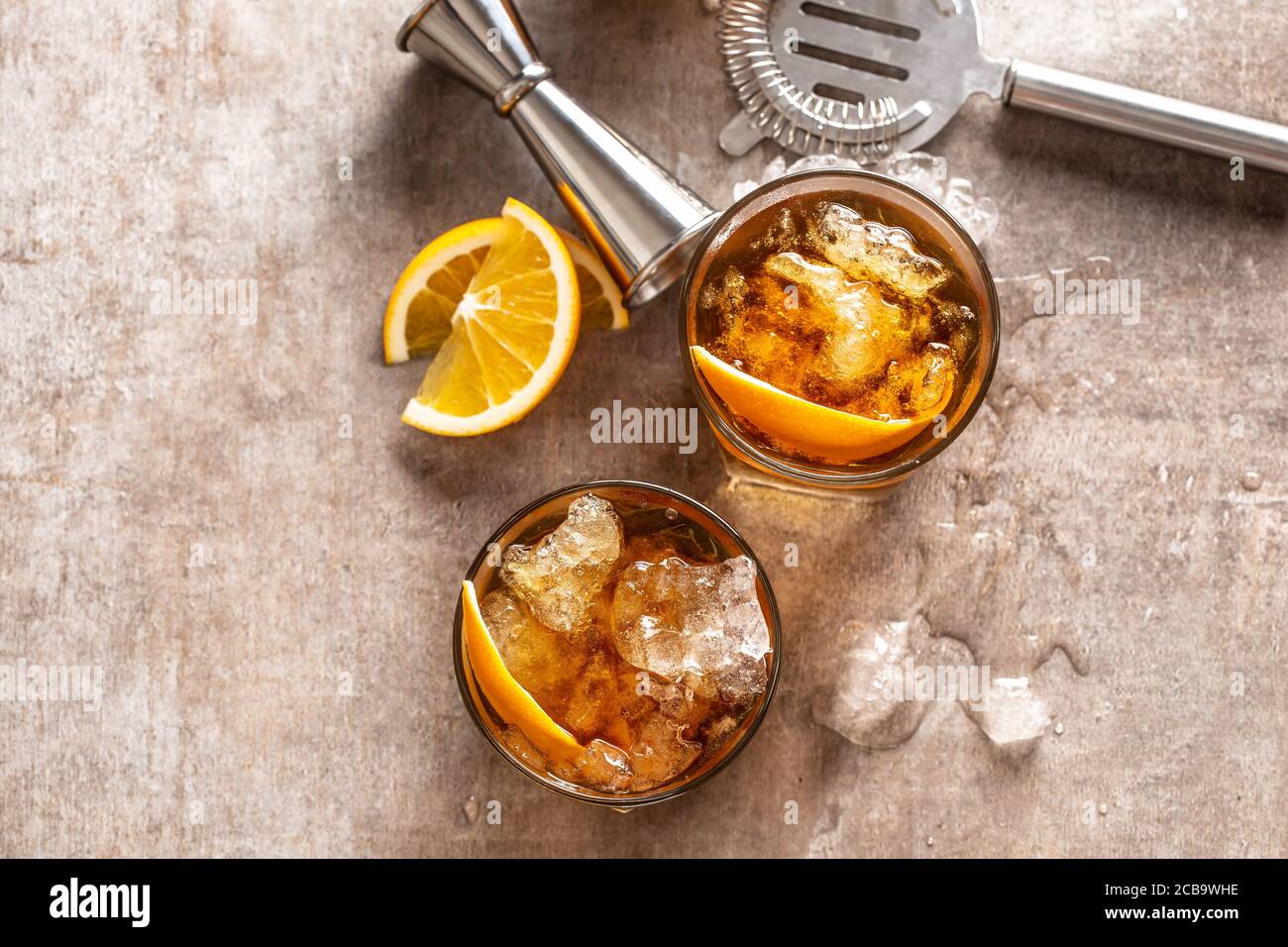 Cocktail Old Fashioned Negroni mit Orange an der Theke Stockfoto