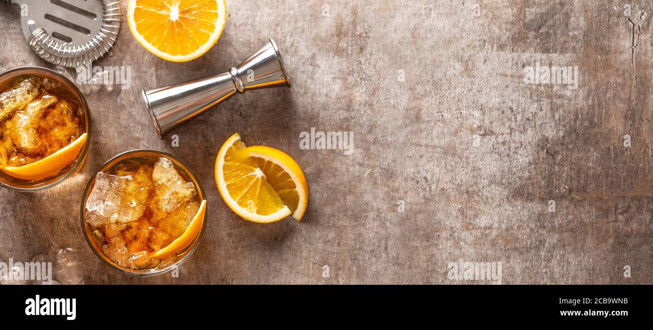 Cocktail Old Fashioned Negroni mit Orange an der Theke Stockfoto