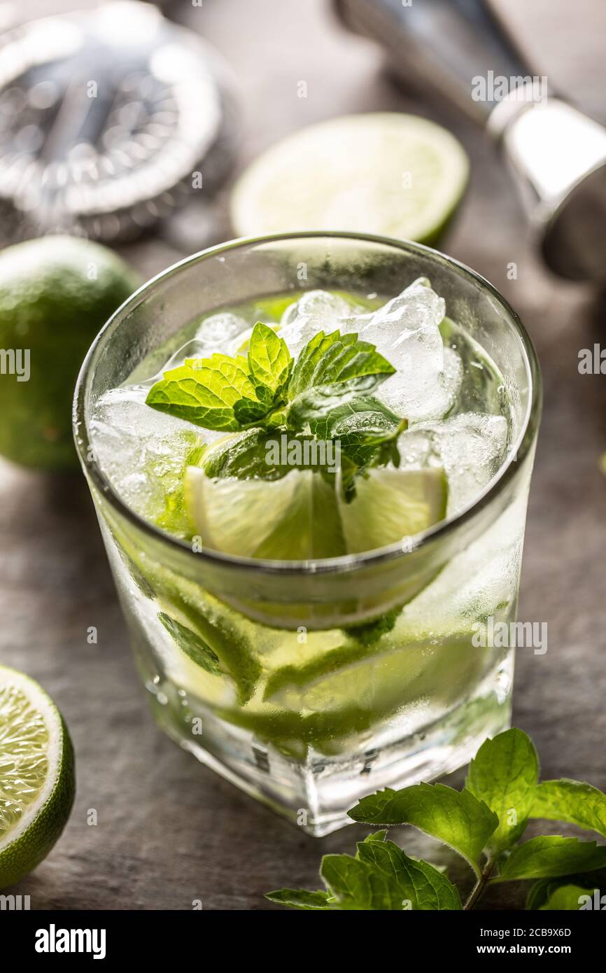 Mojito Cocktail Drink mit weißen Rum Limette Minze Kräuter und Soda an der Theke Stockfoto