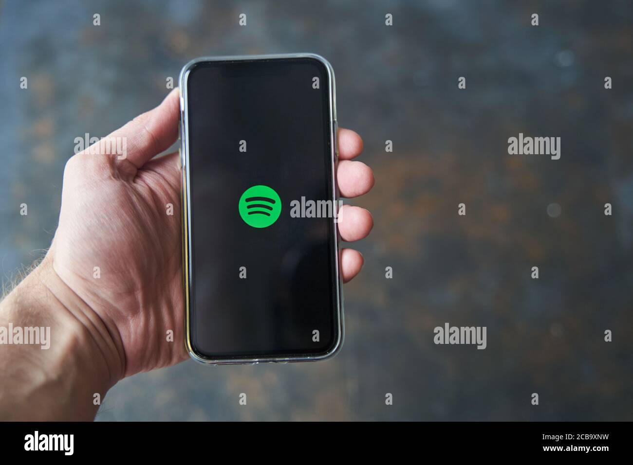 Kaliningrad, Russland - 08.08.2020: Spotify App Icon auf modernem Smartphone. Starten der Spotify-Anwendung auf Ihrem Telefon Stockfoto