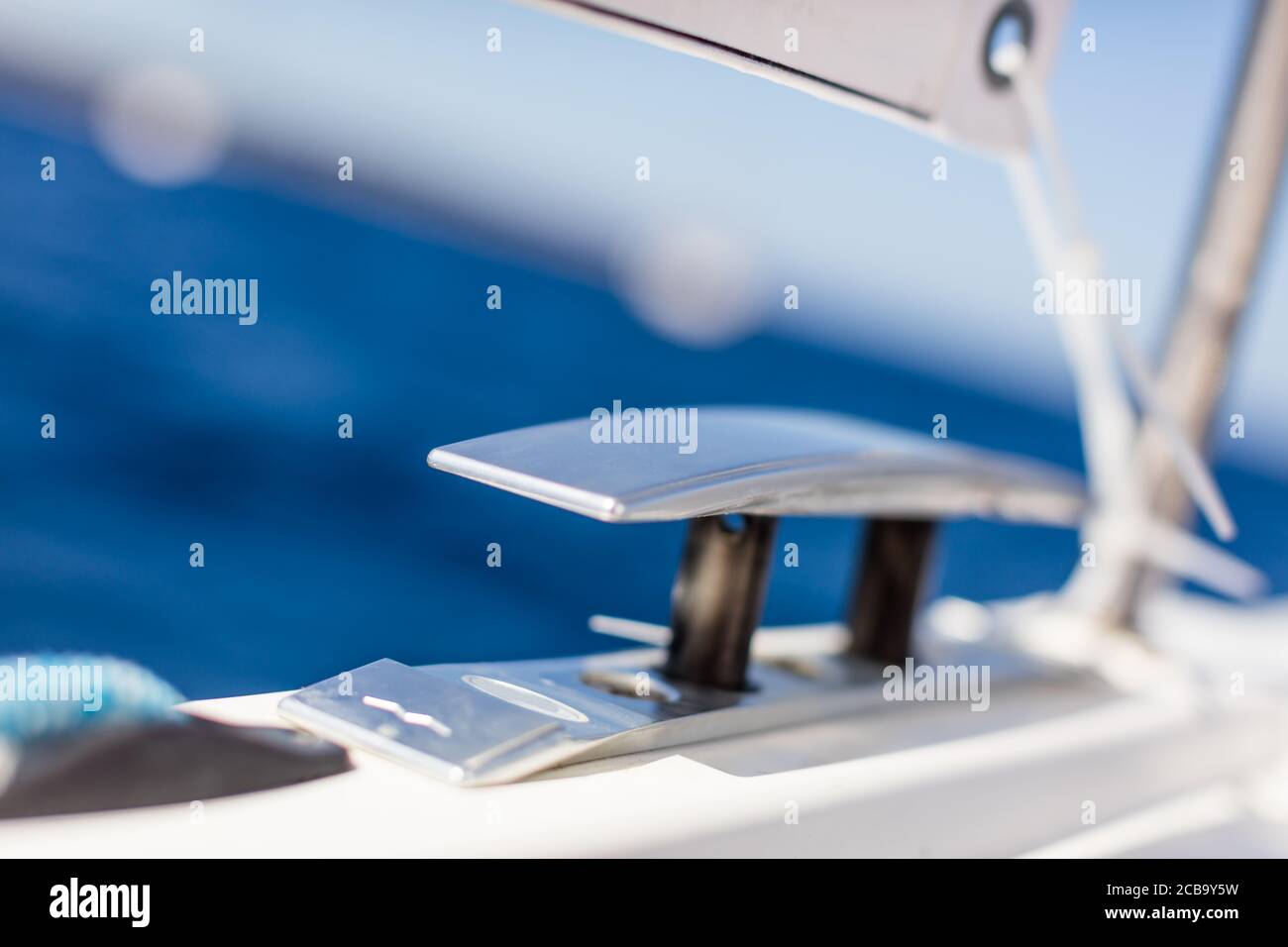 Detail der Segelyacht Seil Strang, niedrige Schärfentiefe. Freizeitsport und Extremsport. Geringe Schärfentiefe. Stockfoto